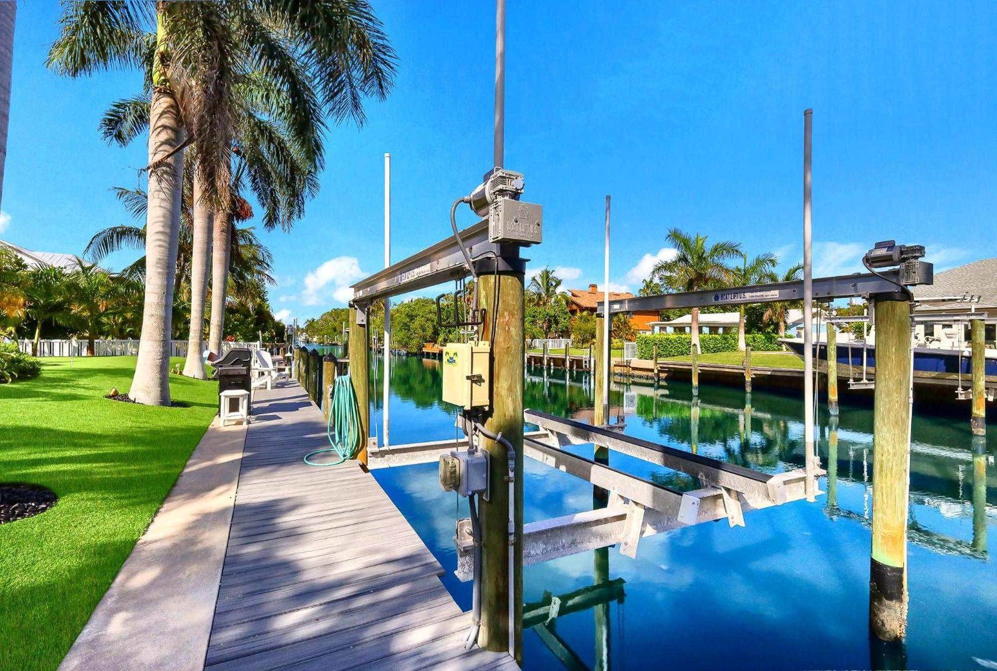 Bikinis And Martinis Waterfront Canal Villa Anna Maria Exterior photo