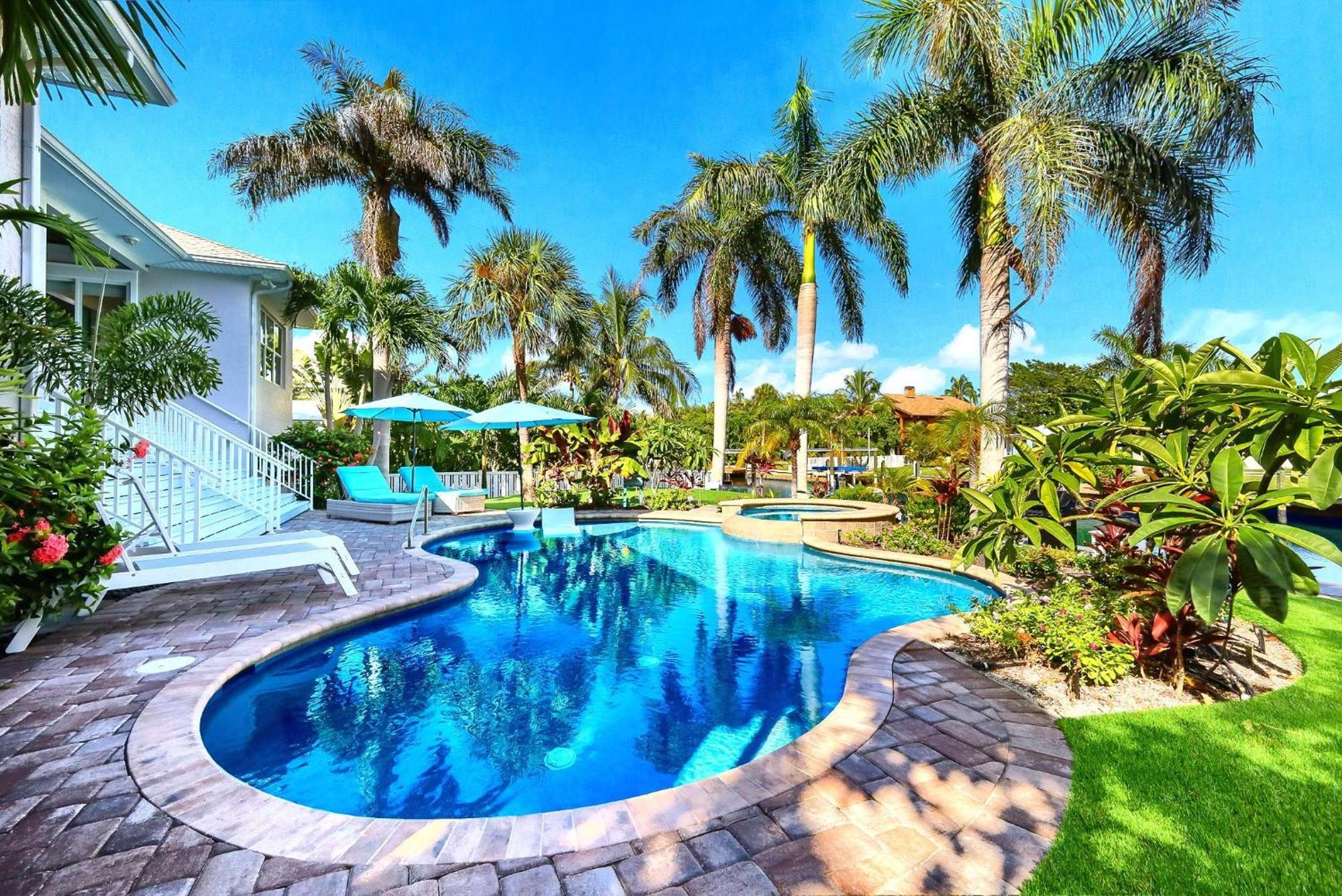 Bikinis And Martinis Waterfront Canal Villa Anna Maria Exterior photo